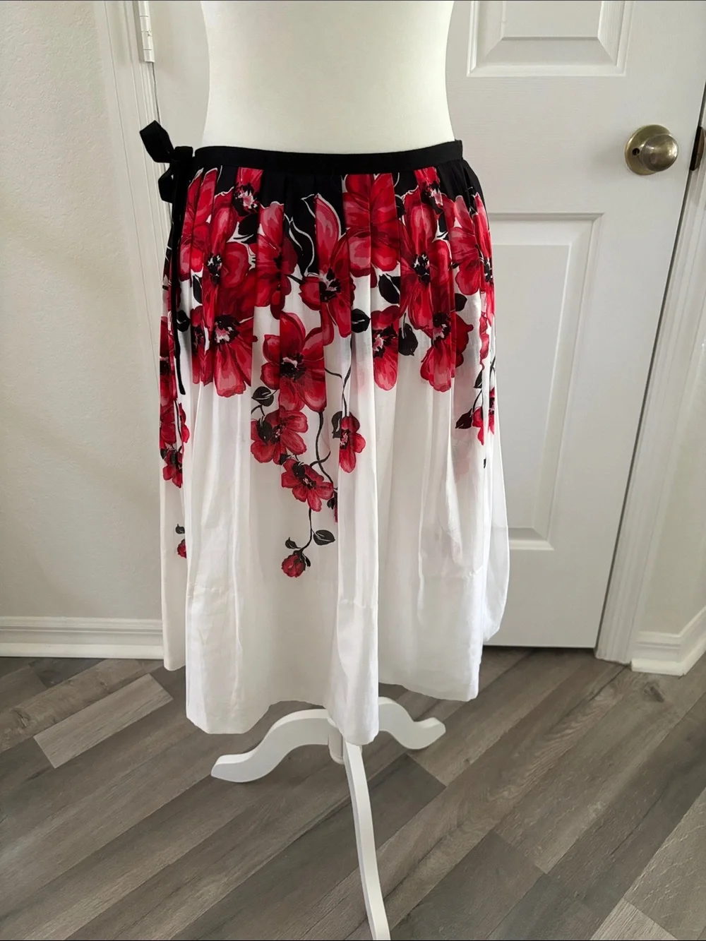 Anne Klein White Midi Skirt with Red Floral Print and Black Waist Tie Bow